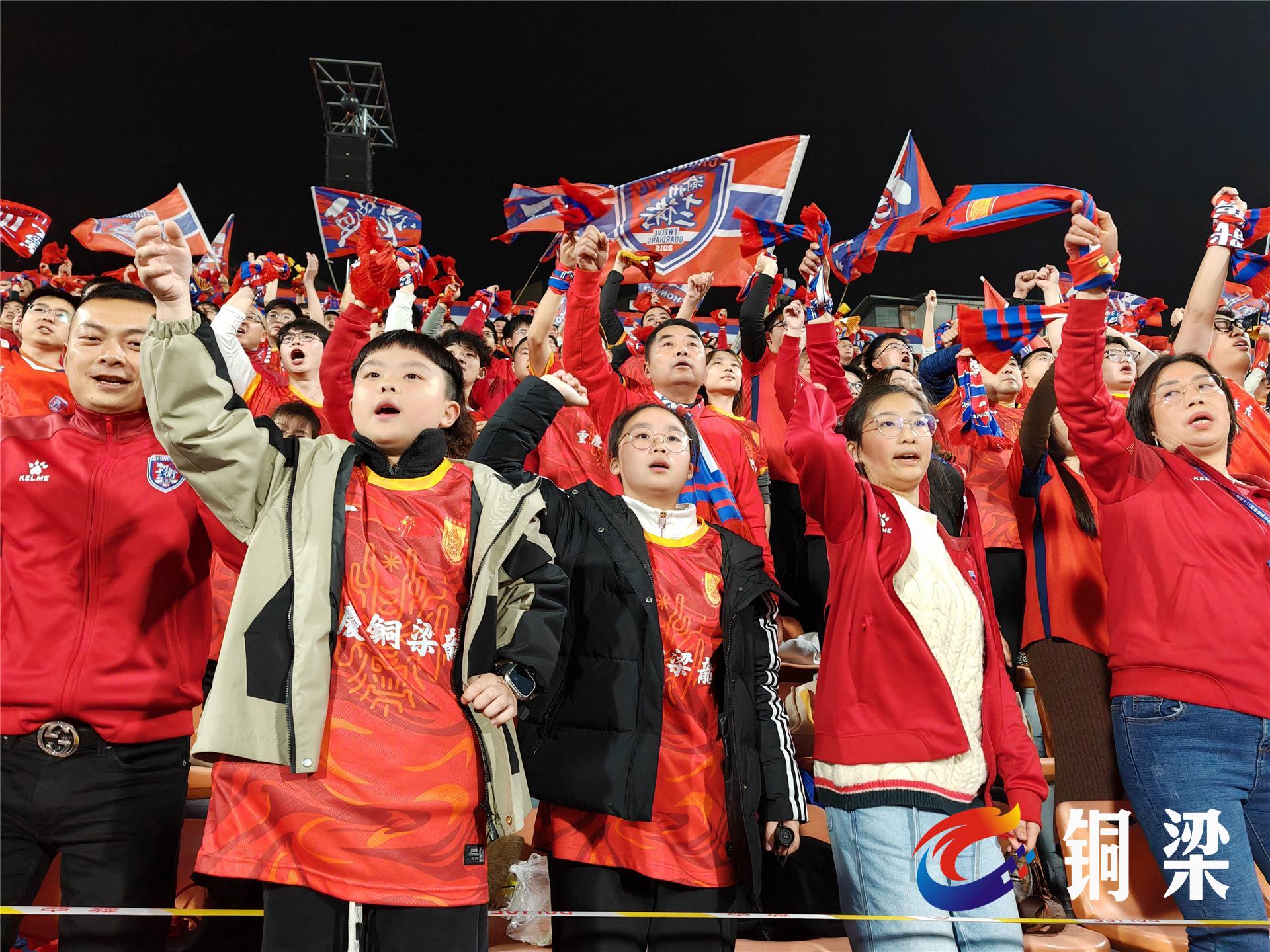 包含湖北球迷热情满场，为球队呐喊助威的词条