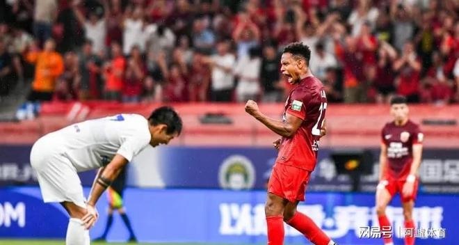 包含上海申花主场胜利，积分追赶前三的词条